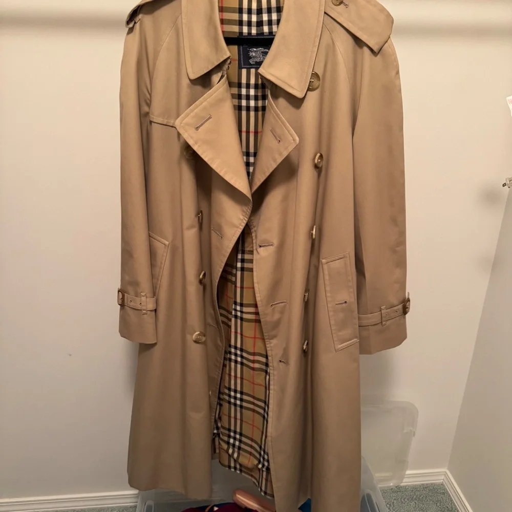 Burberry's Authentic Vintage Trench Coat - Picture 5 of 6